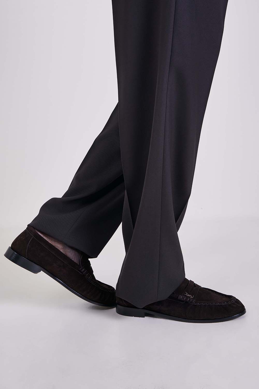 תמונת כל הלוק של נעלי מוקסינים